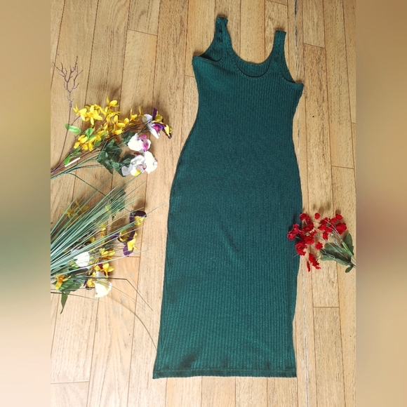 Elegant Green Sleeveless Dress - Picture 3 of 6